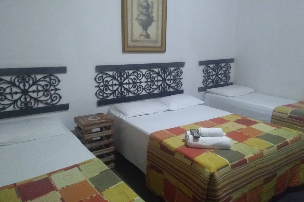 Quarto quádruplo, várias camas | Frigobar, Wi-Fi de cortesia, roupa de cama