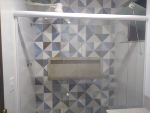 Quadruple Room, Multiple Beds | Bathroom | Shower, towels - Pousada Vale do Amanhecer (Cabo Frio)