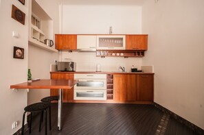 Réfrigérateur, micro-ondes, plaque de cuisson, bouilloire électrique