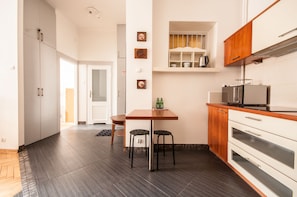 Kühlschrank, Mikrowelle, Herdplatte, Wasserkocher