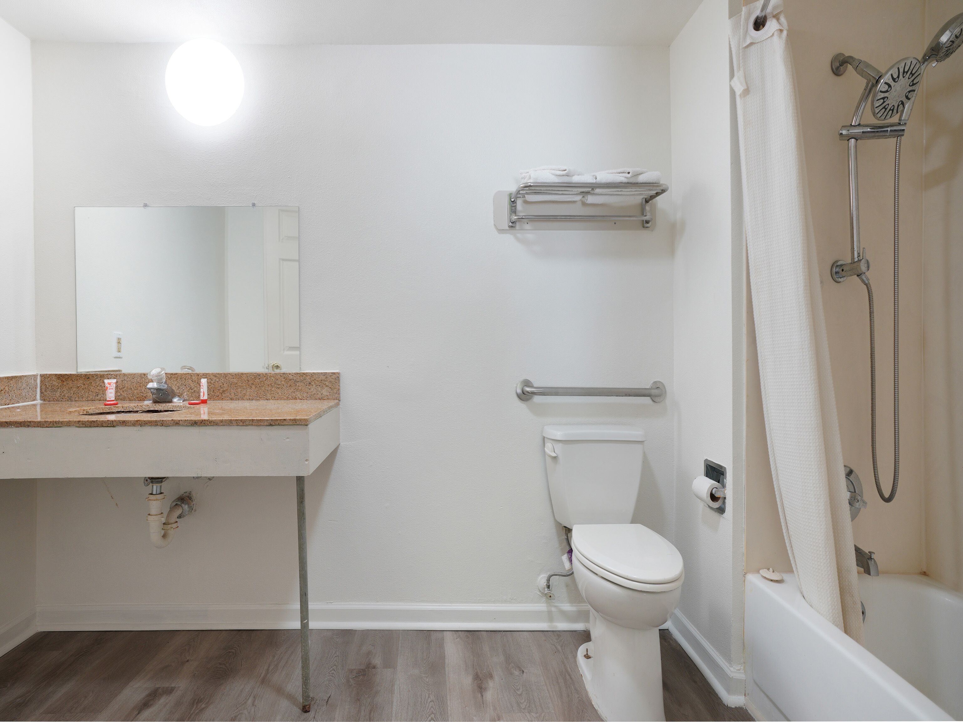 Un baño con inodoro, lavabo y ducha.