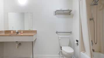 Un baño con inodoro, lavabo y ducha.