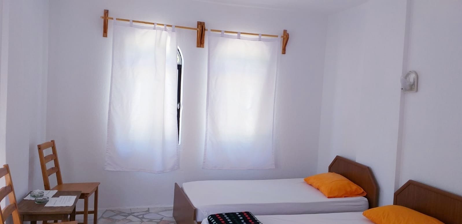 Bàn, bàn ủi/dụng cụ ủi quần áo, truy cập Internet không dây miễn phí 