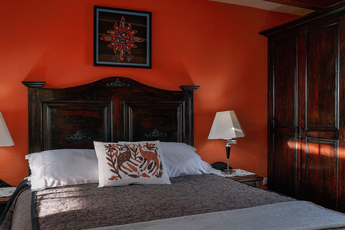 Double Room, 1 Queen Bed | Hypo-allergenic bedding, individually decorated, individually furnished