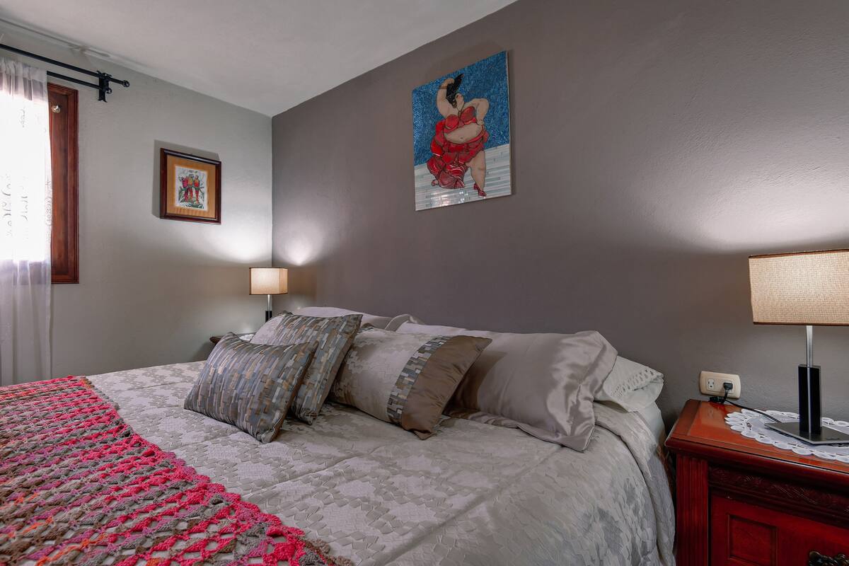 Room, 1 King Bed | Hypo-allergenic bedding, laptop workspace, soundproofing, free WiFi