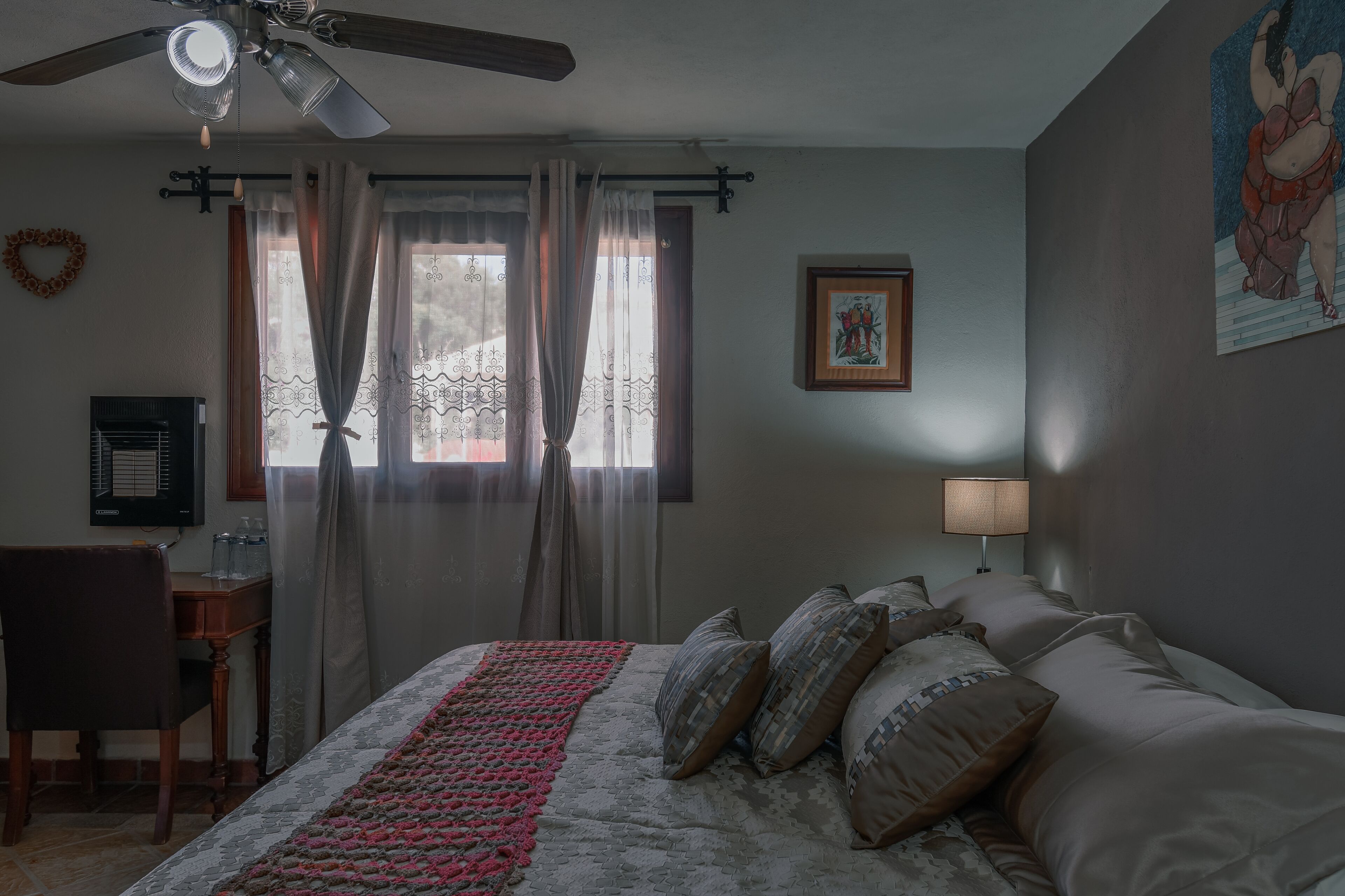 Room, 1 King Bed | Hypo-allergenic bedding, individually decorated, individually furnished