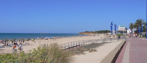 Nära stranden, solstolar och strandhanddukar