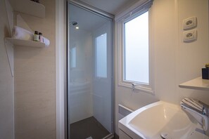 Dusche, Haartrockner, Handtücher, Seife