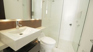 Haartrockner, Handtücher, Seife, Shampoo