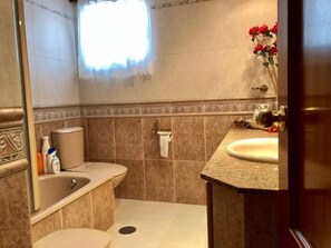 ヘアドライヤー、タオル、石鹸、トイレットペーパー