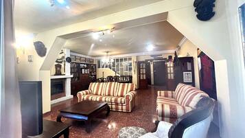 Een televisie, een open haard en boeken