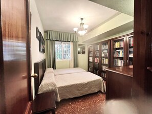 5 Schlafzimmer, Schreibtisch, Bügeleisen/Bügelbrett, Reisekinderbett