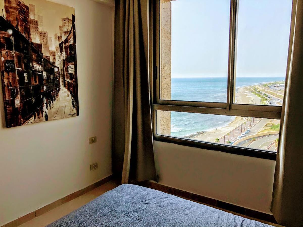 3 bedrooms, desk, soundproofing, travel crib