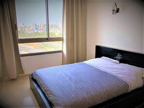 3 slaapkamers, een bureau, geluiddichte muren, reisbedje