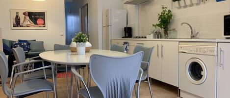 Fridge, microwave, oven, coffee/tea maker