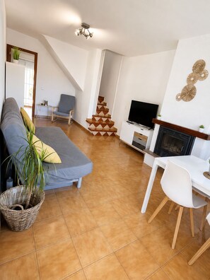 TV, fireplace