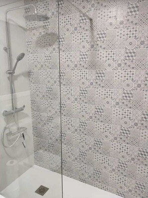 Dusche, Haartrockner, Handtücher, Seife