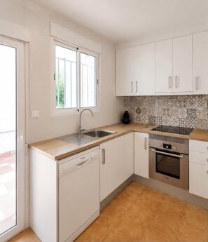 Coffee/tea maker, fridge, microwave, oven
