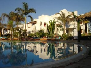 Una piscina al aire libre, una piscina climatizada