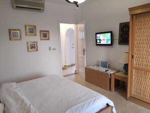 2 bedrooms, in-room safe, iron/ironing board, free WiFi
