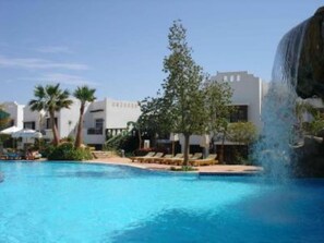 Una piscina al aire libre, una piscina climatizada