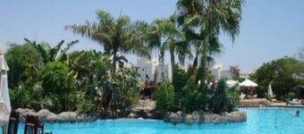 Lovely Poolside Apartment - 93m² - Sleeps 4-6
