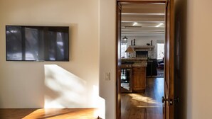 Una cocina moderna con armarios de madera y horno empotrado.