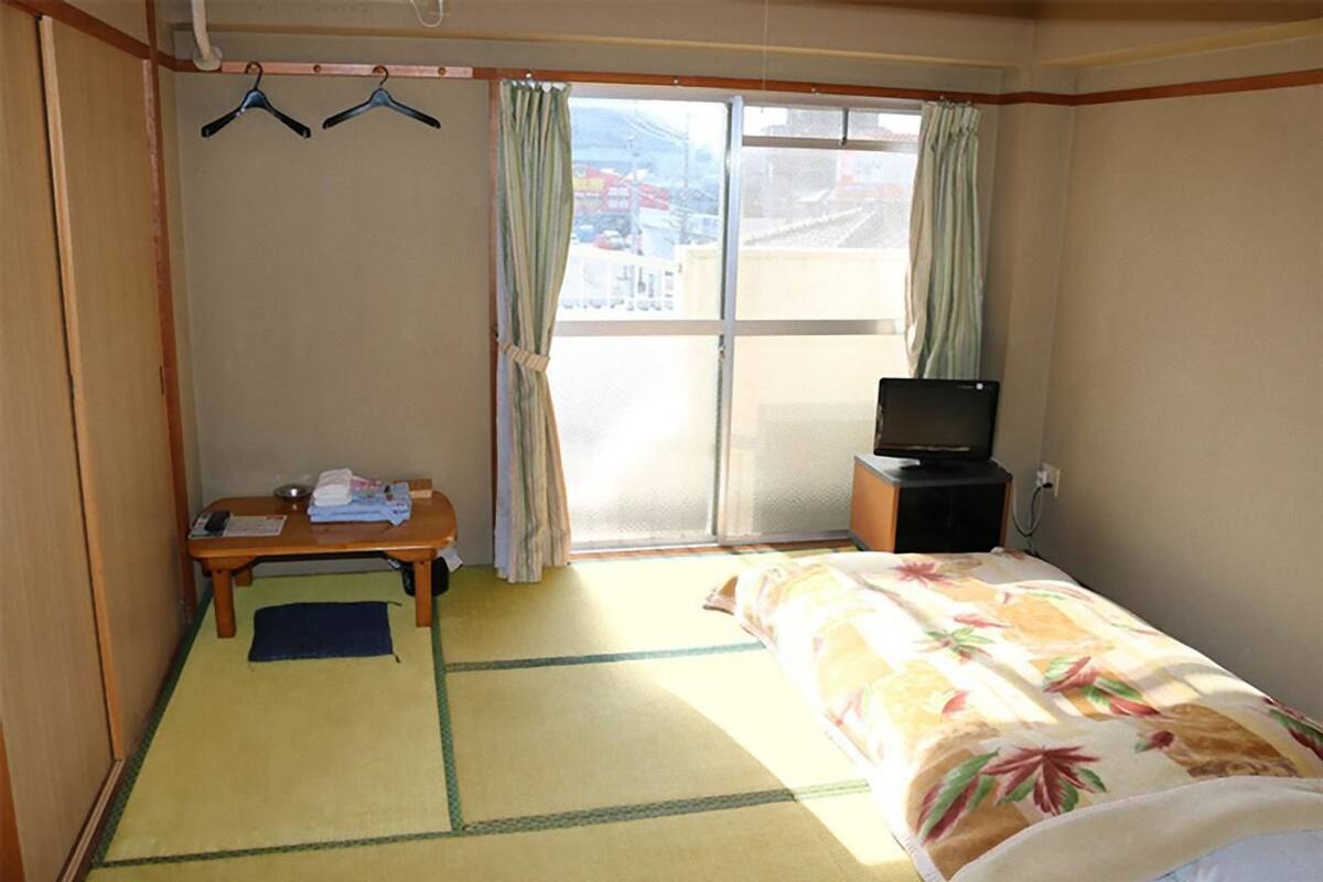 WiFi (free), bed sheets