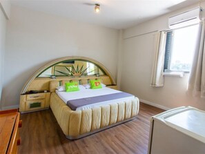 Escritorio, tabla de planchar con plancha, wifi gratis y ropa de cama