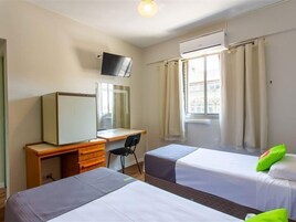 Escritorio, tabla de planchar con plancha, wifi gratis y ropa de cama