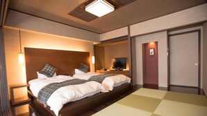 A hotel room with a large bed, a television, and a sliding door. - Kinu No Keikoku Hekiryu (Nikko)