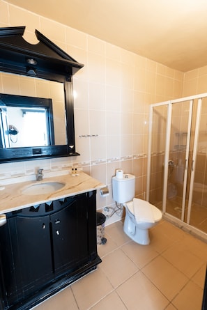 Superior Room | Bathroom | Shower, free toiletries, hair dryer, slippers - Ephesus Centrum (Selçuk)