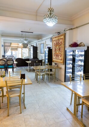 Phục vụ bữa sáng, bữa trưa và bữa tối 