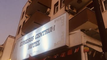 Een bordje voor Hotel Epirus Central.