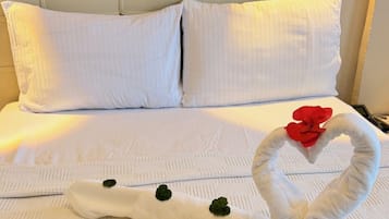 Deluxe driepersoonskamer | Lakens van Egyptisch katoen, luxe beddengoed, geluiddichte muren