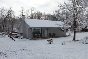 Exterior - Comfortable lake living, pool access, 3 miles to marina (Monticello)