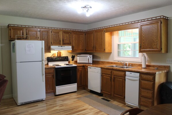 冷蔵庫、電子レンジ、オーブン、コンロ