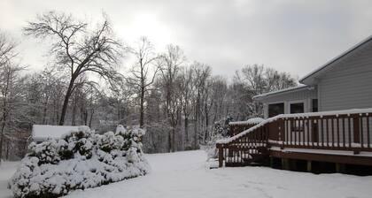 Komfortables Wohnen am See, Zugang zum Pool, 3 Meilen zum Yachthafen