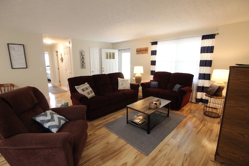 Comfortable lake living, pool access, 3 miles to marina