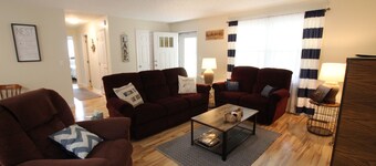 Comfortable lake living, pool access, 3 miles to marina