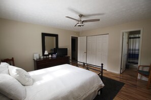 2 bedrooms, iron/ironing board, WiFi, bed sheets - Comfortable lake living, pool access, 3 miles to marina (Monticello)