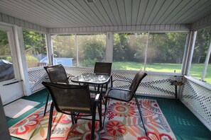 Dining - Comfortable lake living, pool access, 3 miles to marina (Monticello)