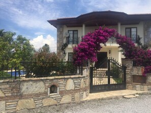 Exterior - Located in the Maraş Area, close to local riverside restaurants and Town Center. (Dalyan Belediyesi)
