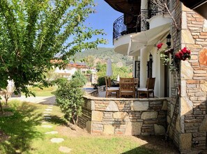 Outdoor dining - Located in the Maraş Area, close to local riverside restaurants and Town Center. (Dalyan Belediyesi)