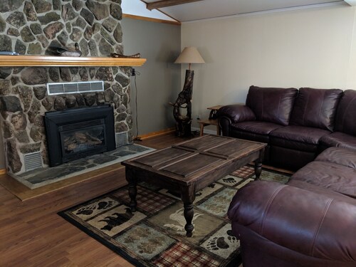 Quiet, Comfortable Location! w/Double Garage/Air Conditioning