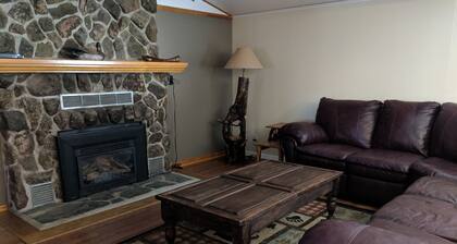 Quiet, Comfortable Location! w/Double Garage/Air Conditioning