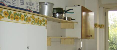 Kylskåp, ugn, spishäll och grytor/köksredskap