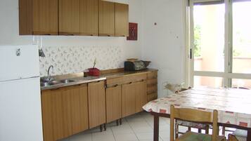 Frigorifero, piano cottura, macchina per tè/caffè