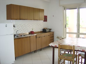 Kühlschrank, Herdplatte, Wasserkocher mit Kaffee-/Teezubehör