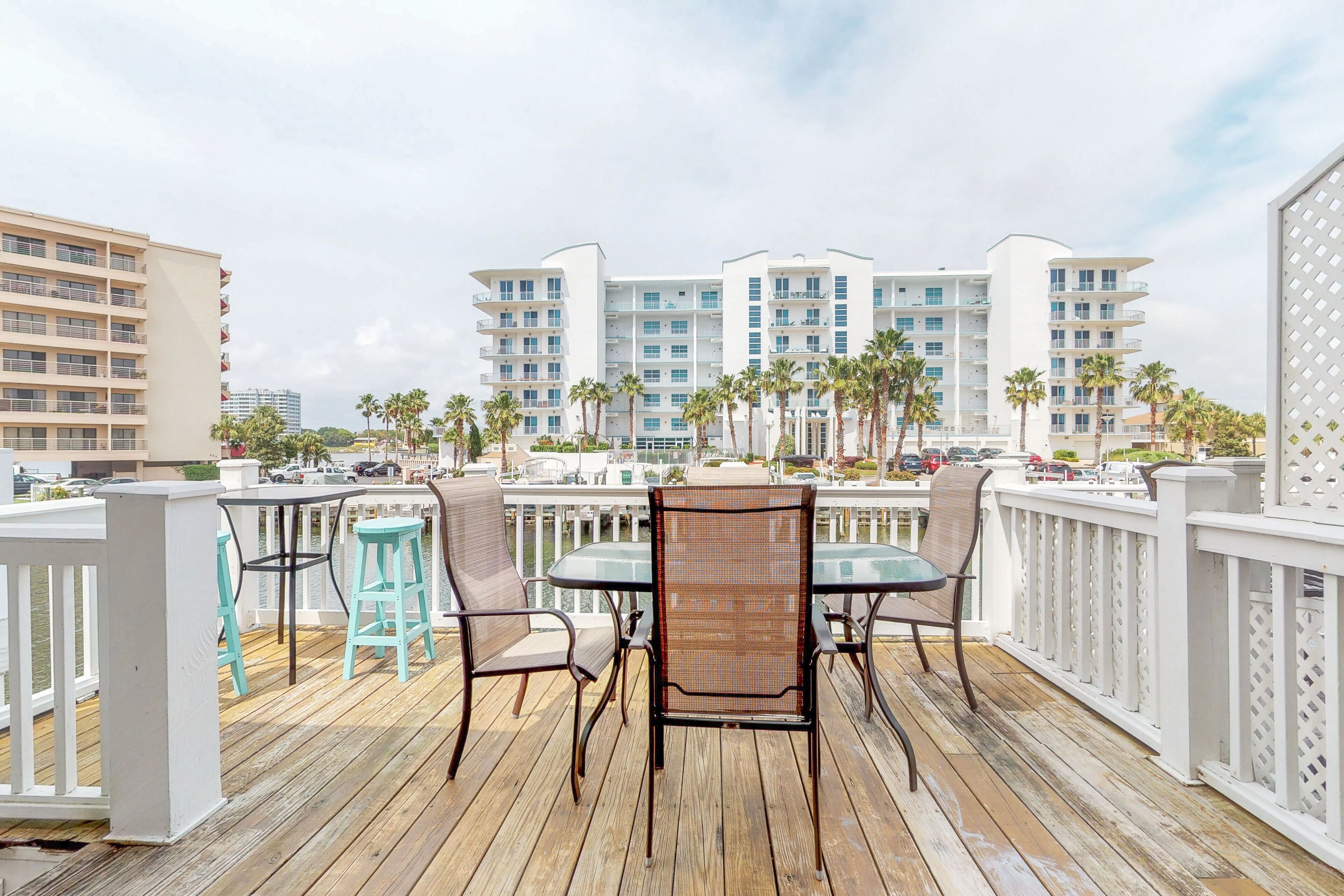 Gorgeous, Waterfront Townhouse w/Full Kitchen, Wet Bar, Decks, Private W/D, & AC